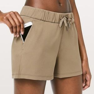 Lululemon ON THE FLY WOVEN SHORT 2.5” frontier